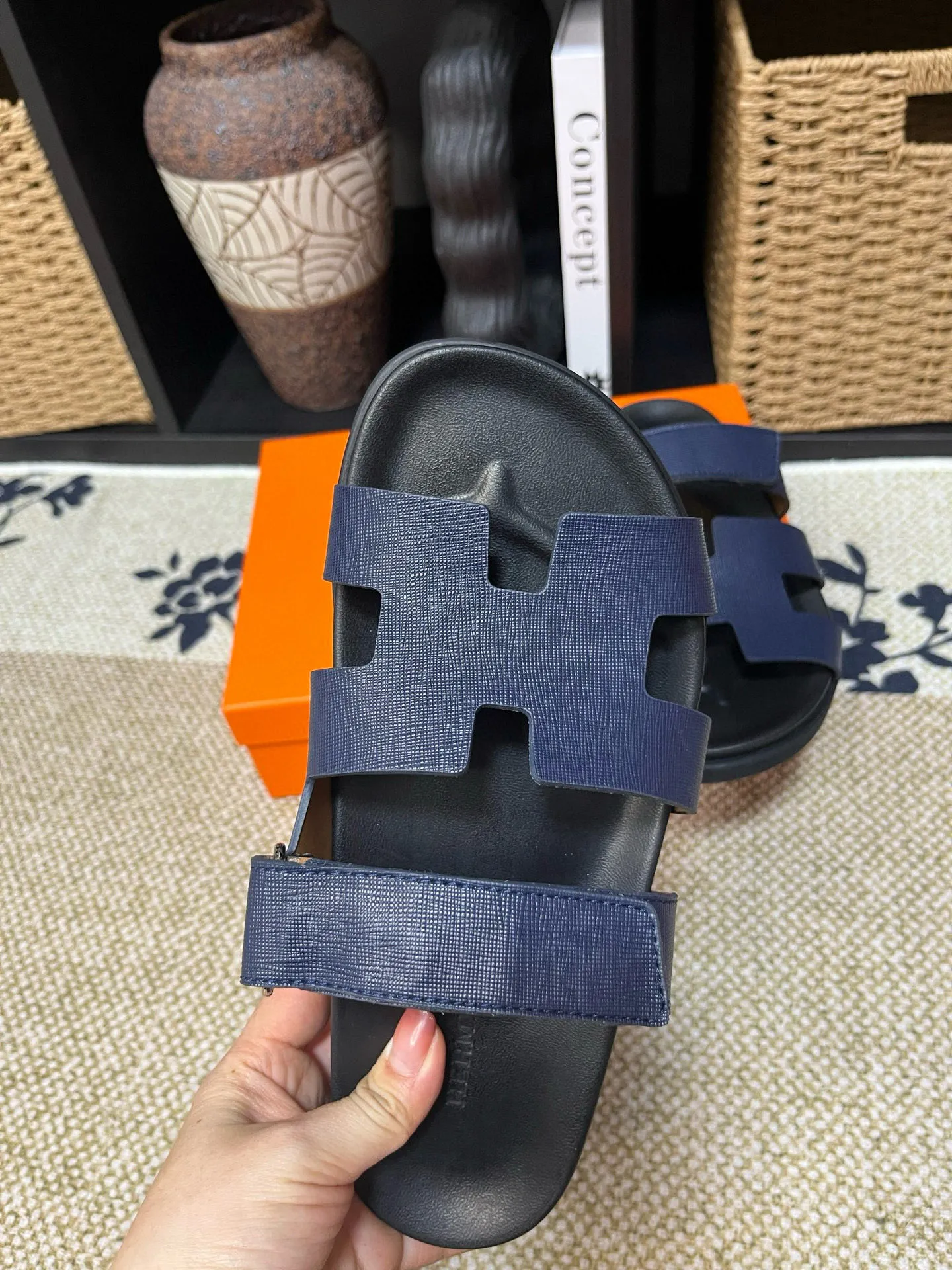 Factory price: 340💰Long-term availability Hermes men's Kazimir slippers for couples - top quality, Hermès woven calfskin functional sandals. The interwoven upper inspired by the "H" iconic pattern creates a casual look, which can be said to be a good companion for summer. Imported cowhide + cowhide lining + TU men's shoes💰Outsole Size: 35-46